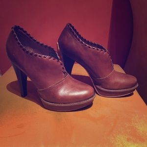 Ugg Leather Jamison Heel with Shearling lining